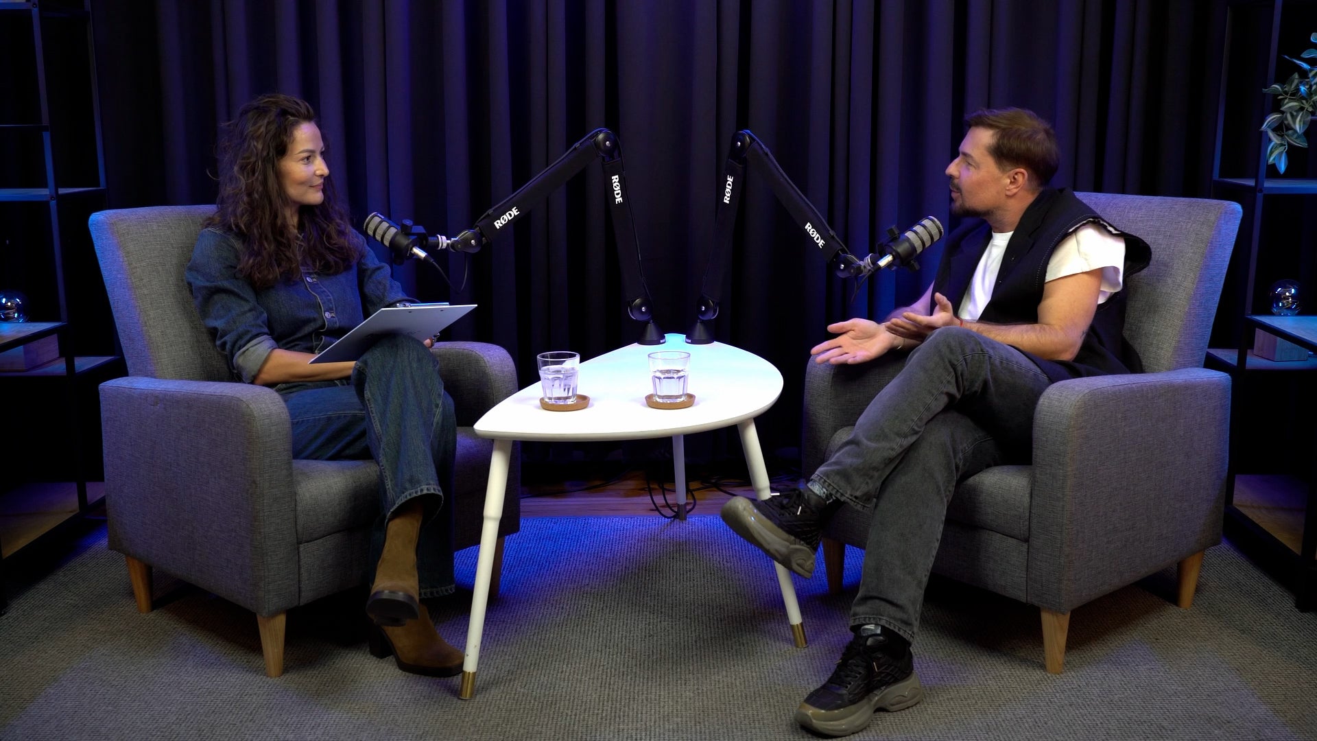 Załaduj film: wywiad z ekspertem na temat wypadania włosów